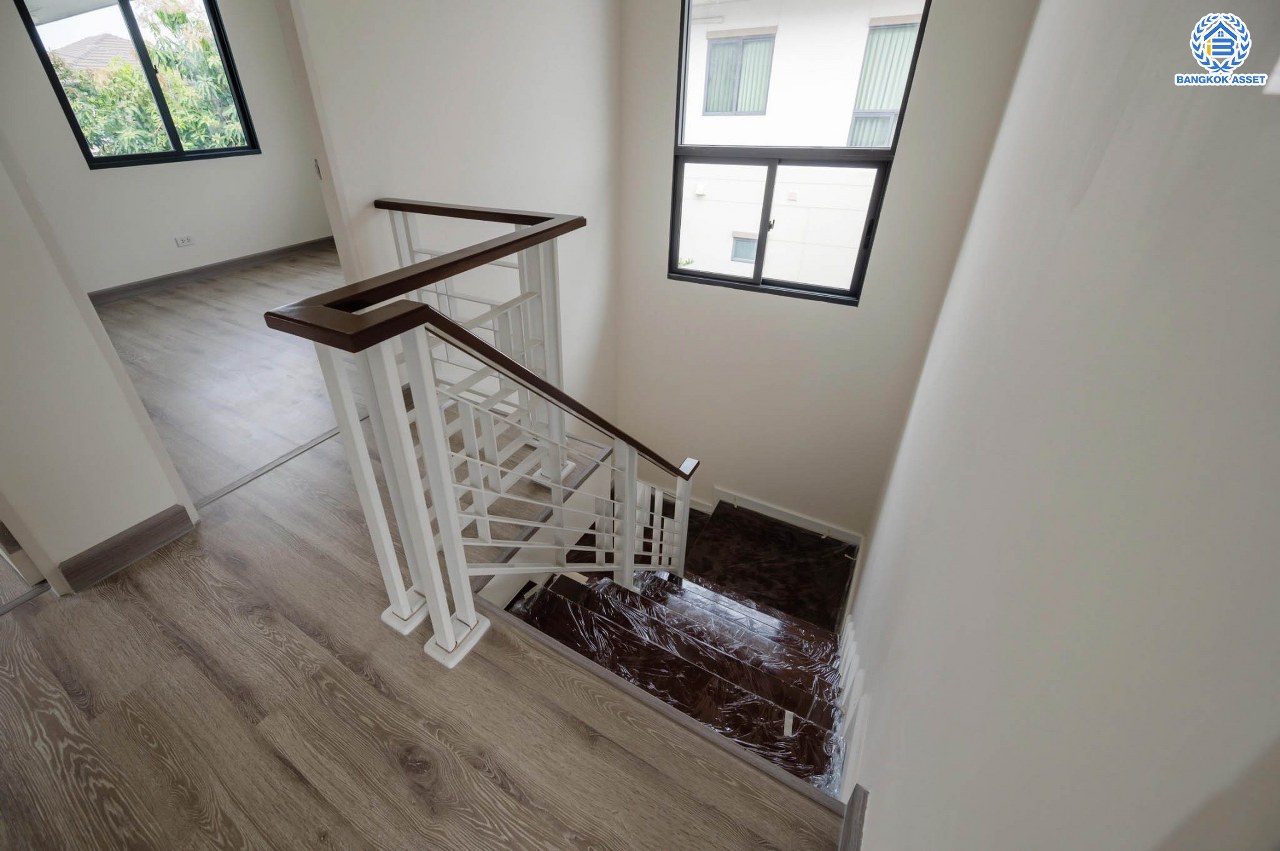 บ้านมือสองตกแต่งใหม่ โครงการ สราญสิริ ติวานนท์-แจ้งวัฒนะ1 เนื้อที่ 50.8 ตร.ว. ดีไซน์ตอบทุกไลฟ์สไตล์ ฟังก์ชัน 3 ห้องนอน 2 ห้องน้ำ จอดรถได้ 2 คัน Living กว้างขวาง บนทำเลติดถนนใหญ่ เชื่อมต่อทุกเส้นทาง ใกล้จุดขึ้นทางด่วน "ศรีสมาน"